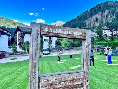 Lezione di yoga all'aperto tra le montagne di Trentino.