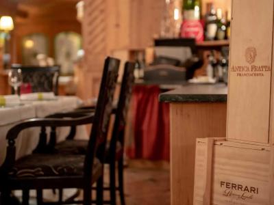 Elegant restaurant with Antica Fratta and Ferrari wine crates.