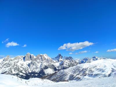 Montagne innevate sotto un cielo azzurro e limpido.