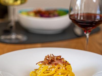 Spaghetti Carbonara mit Weiß- und Rotwein.