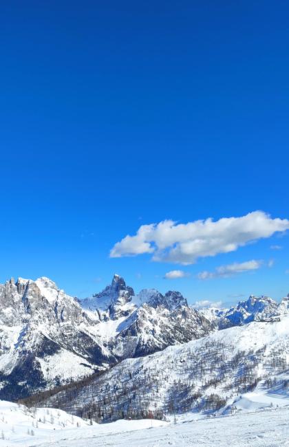 Montagne innevate sotto un cielo azzurro e limpido.