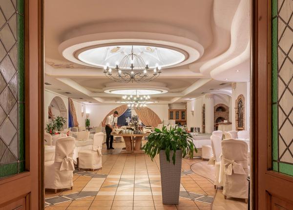 Elegantes Restaurant mit dekorierten Decken und gehobener Einrichtung.