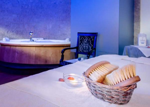 Spa mit Whirlpool, Bett und Korb mit Bürsten.