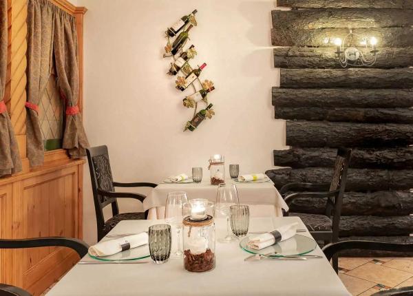 Ristorante elegante con decorazioni rustiche e tavoli apparecchiati con cura.