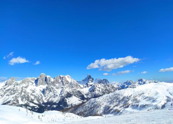 Montagnes enneigées sous un ciel bleu clair.