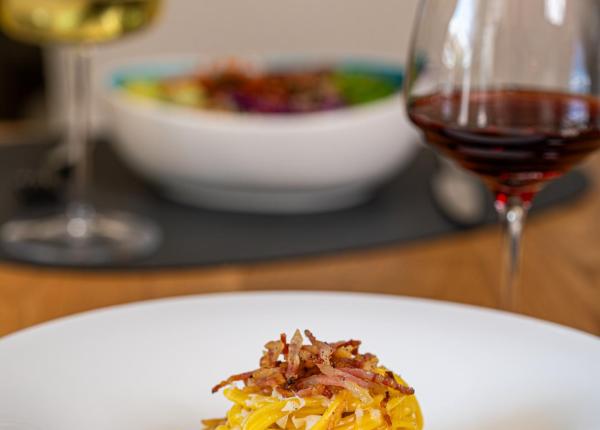 Spaghetti Carbonara mit Weiß- und Rotwein.