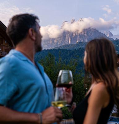 Coppia felice brinda con vino rosso in un momento romantico.